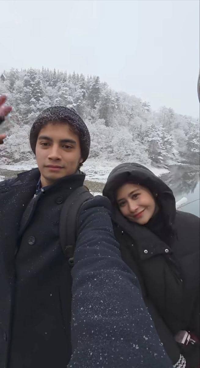 Omara dan Prilly jalan-jalan di Shirakawa-go.