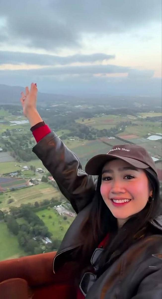 Febby Rastanty naik balon udara di Melbourne.