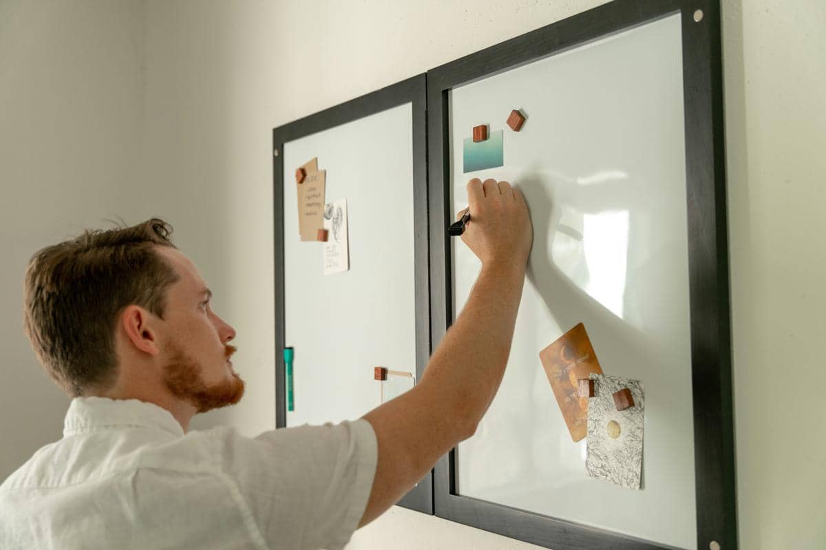 ilustrasi sebuah papan tulis penuh dengan coretan strategi