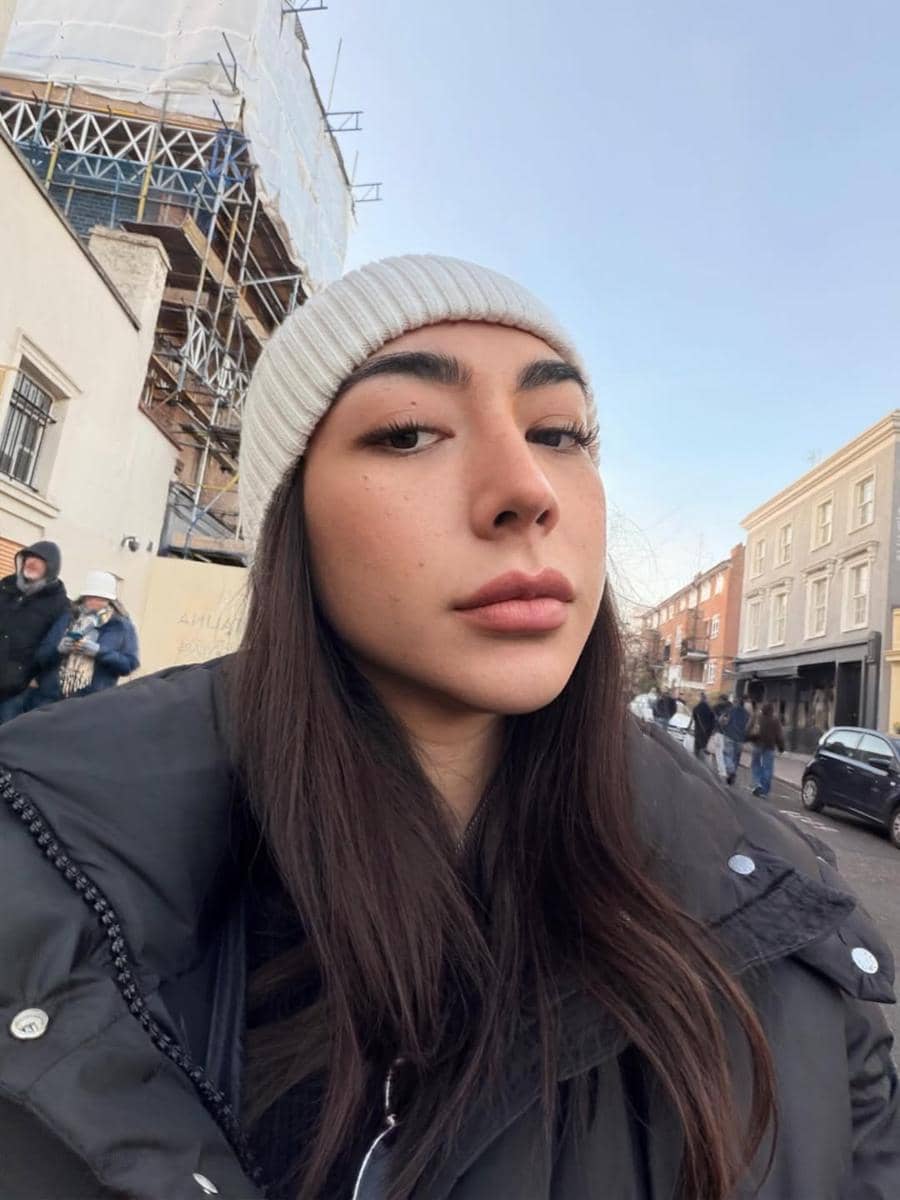 Shania Salsabila jalan-jalan di London bareng sahabat.