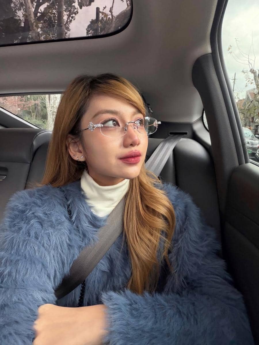 Ghea Indrawari saat jalan-jalan di Shanghai, China.