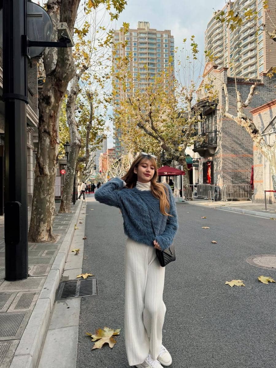 Ghea Indrawari saat jalan-jalan di Shanghai, China.