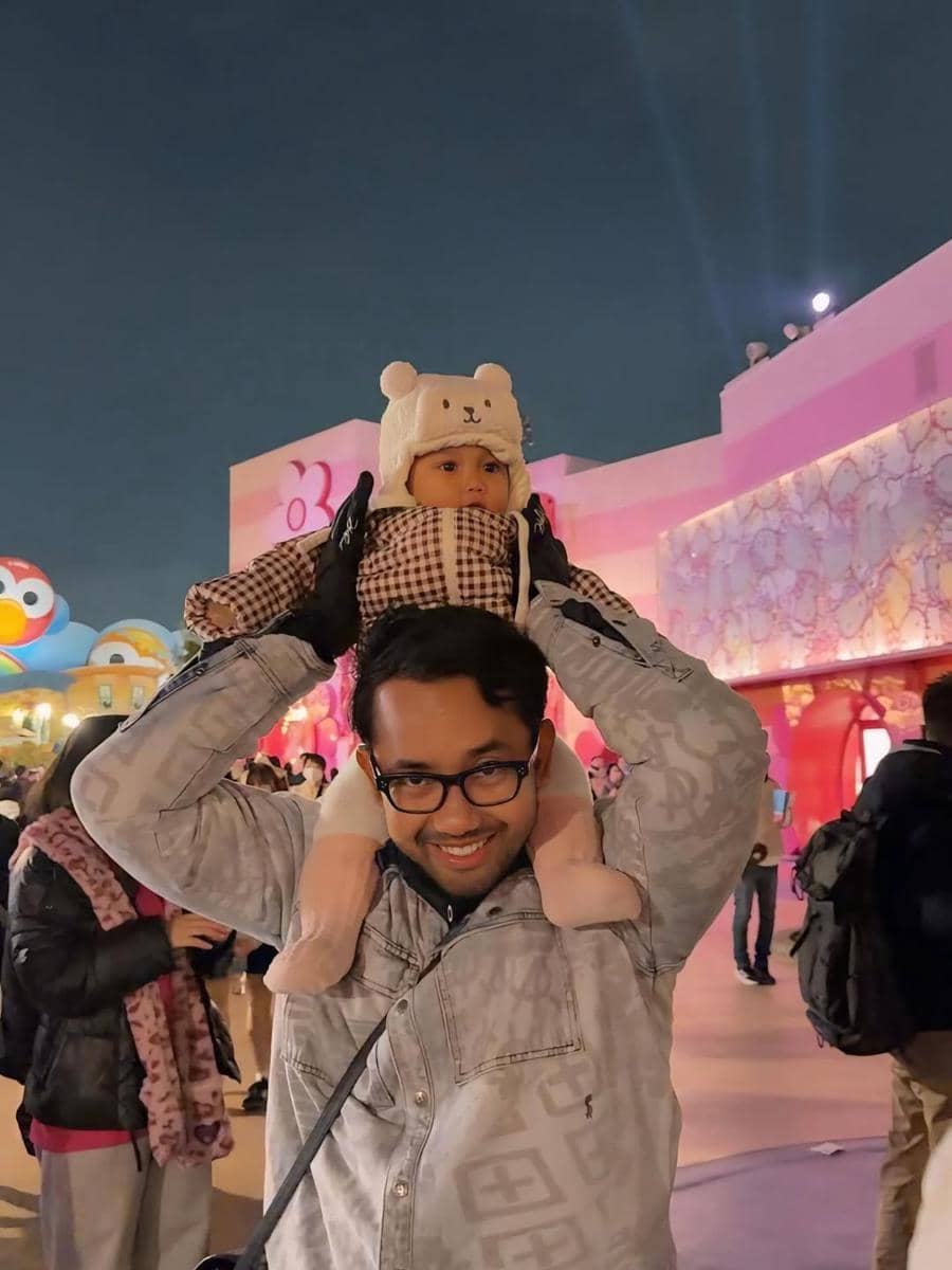 Kiky Saputri dan keluarga main di Universal Studio Jepang.