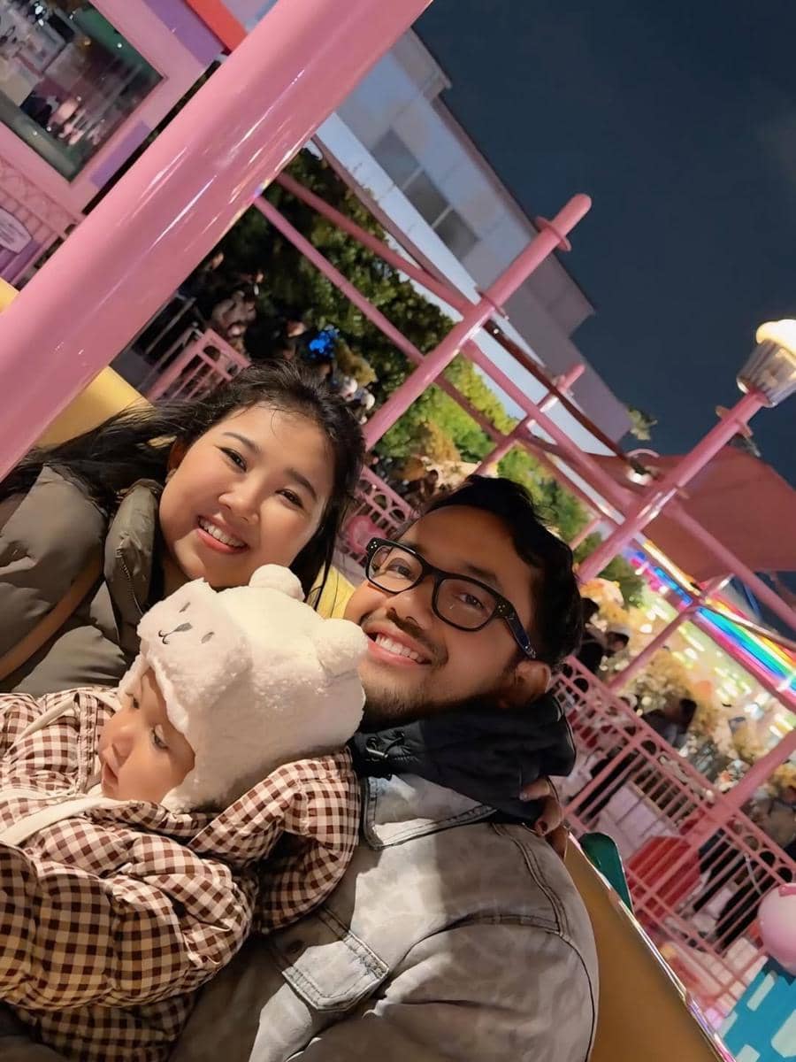 Kiky Saputri dan keluarga main di Universal Studio Jepang.