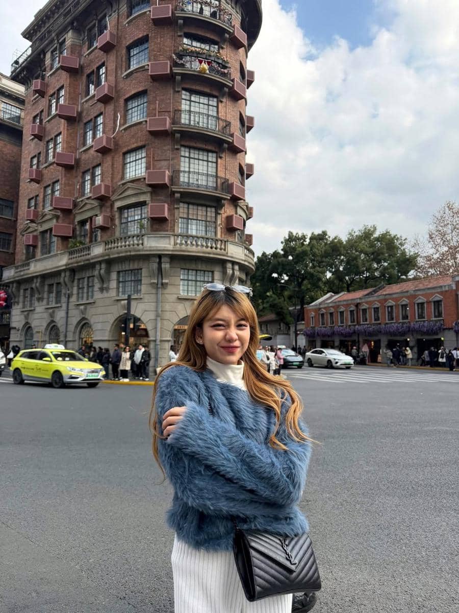 Ghea Indrawari saat jalan-jalan di Shanghai, China.