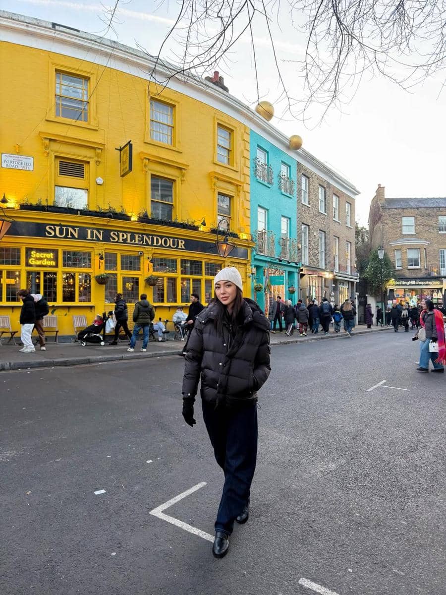 Shania Salsabila jalan-jalan di London bareng sahabat.