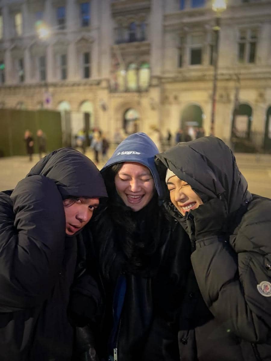 Shania Salsabila jalan-jalan di London bareng sahabat.