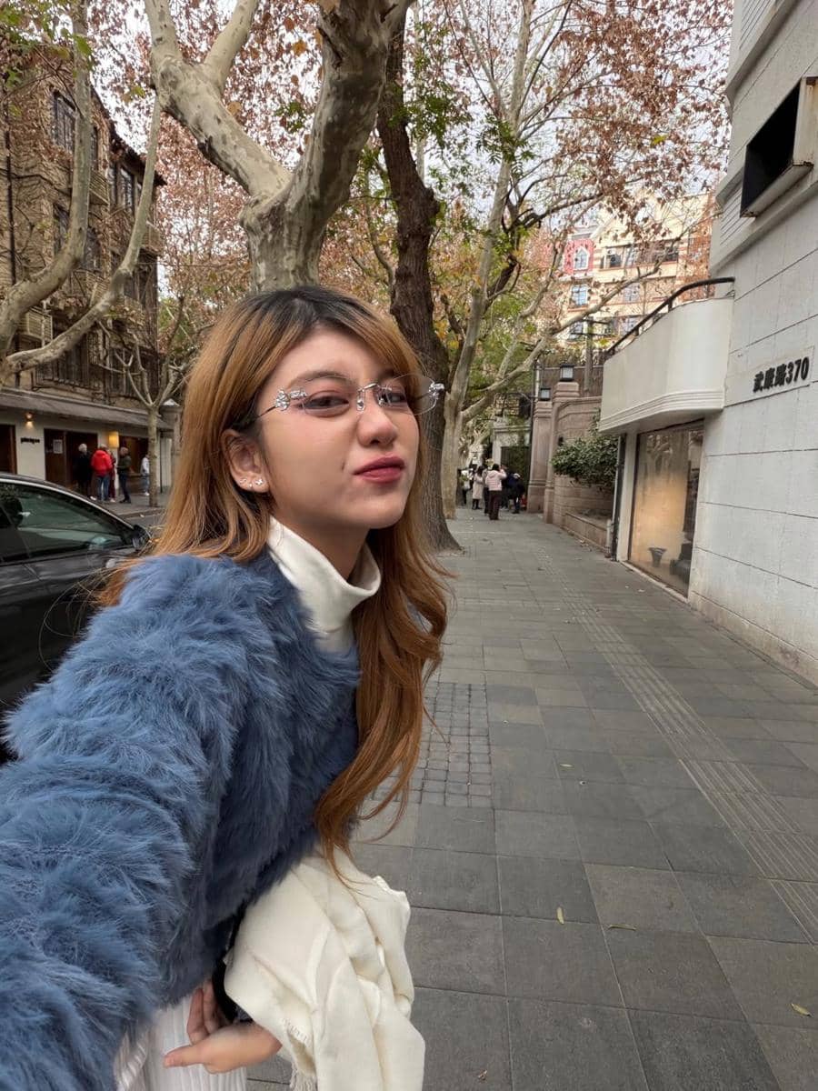 Ghea Indrawari saat jalan-jalan di Shanghai, China.