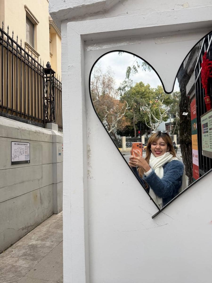 Ghea Indrawari saat jalan-jalan di Shanghai, China.