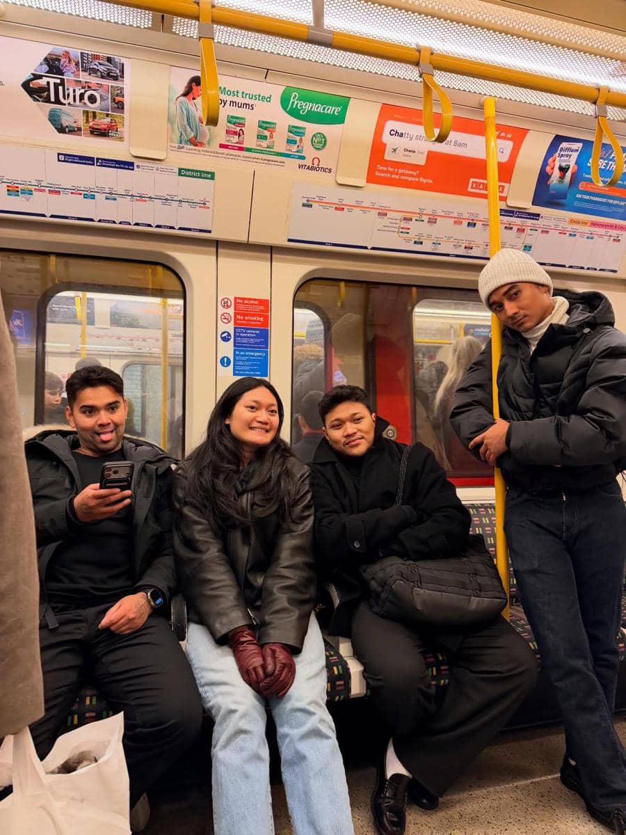Shania Salsabila jalan-jalan di London bareng sahabat.