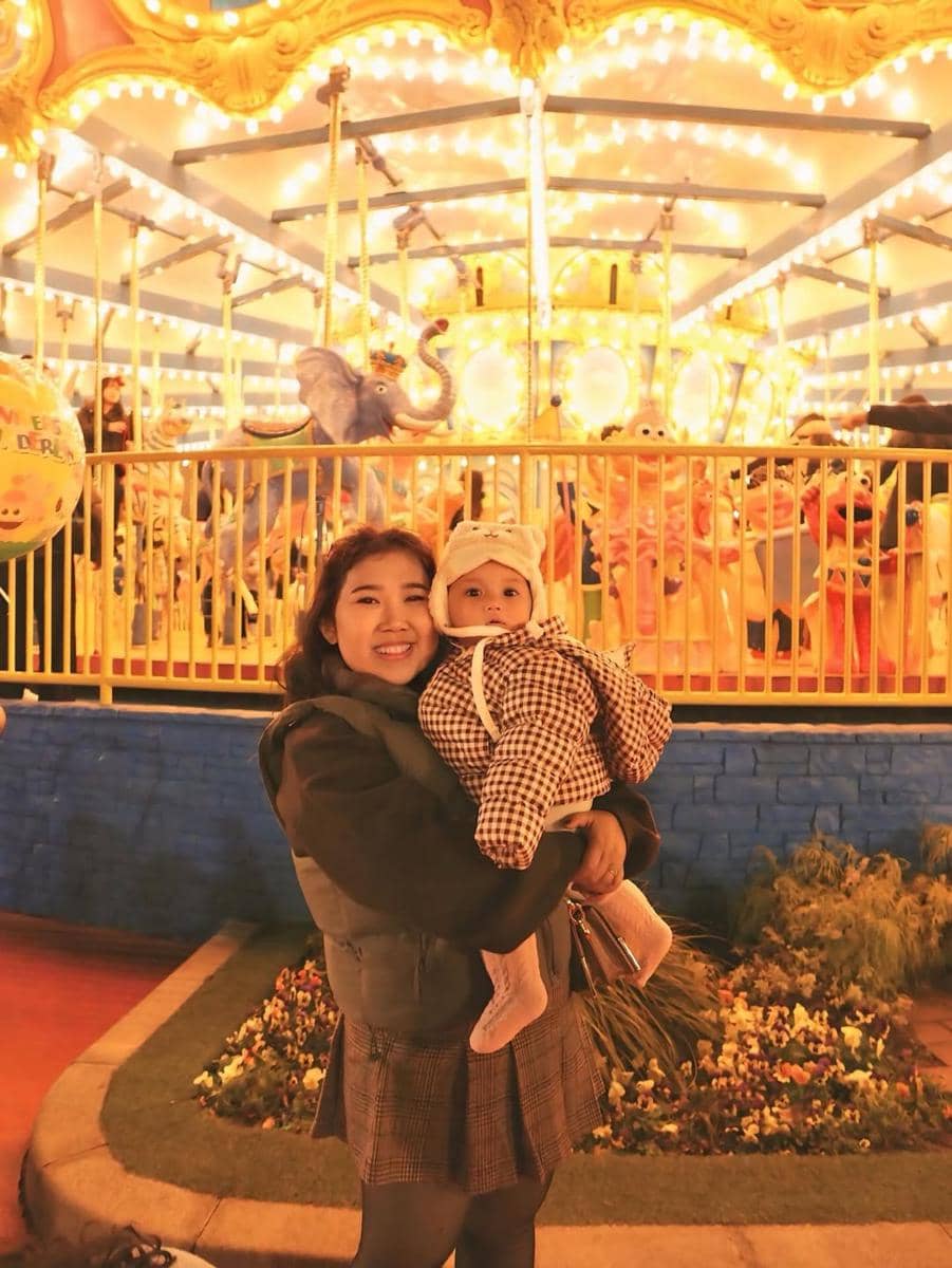 Kiky Saputri dan keluarga main di Universal Studio Jepang.