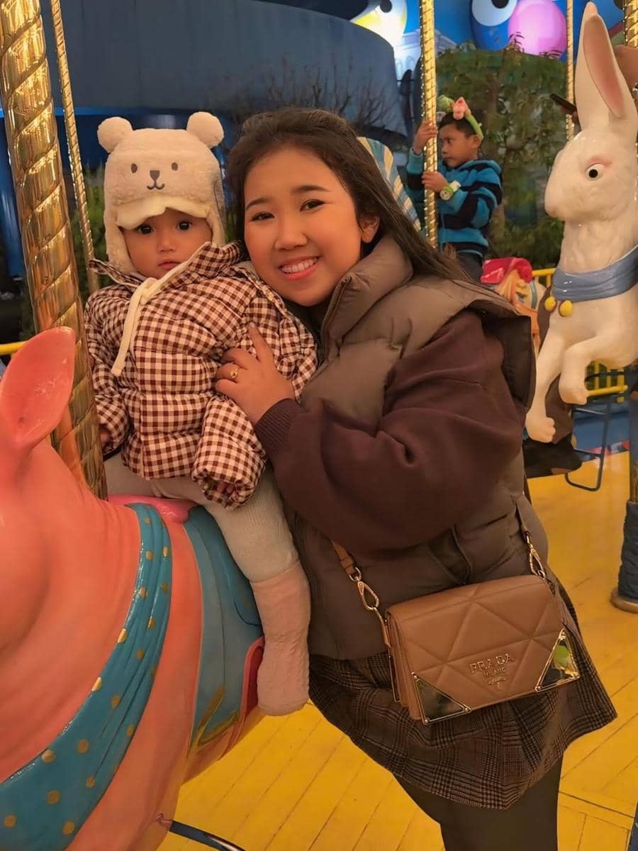 Kiky Saputri dan keluarga main di Universal Studio Jepang.