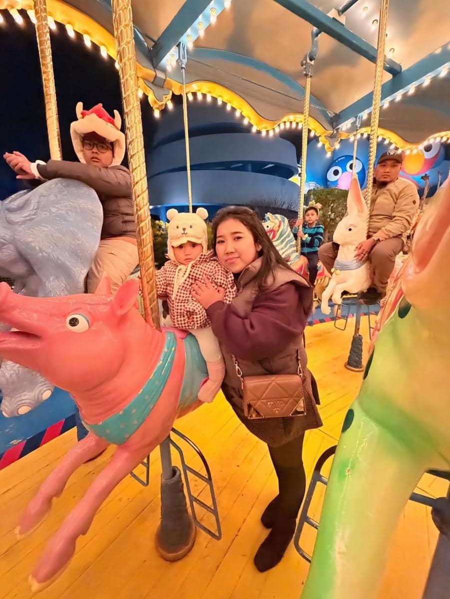 Kiky Saputri dan keluarga main di Universal Studio Jepang.