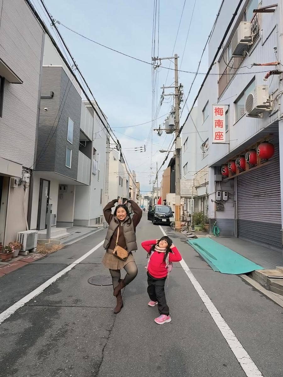 Kiky Saputri dan keluarga main di Universal Studio Jepang.