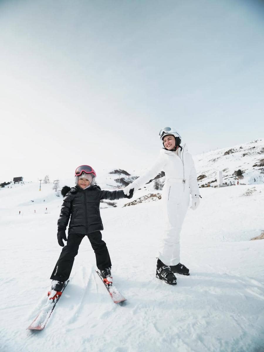 Shandy Aulia main ski di Swiss.