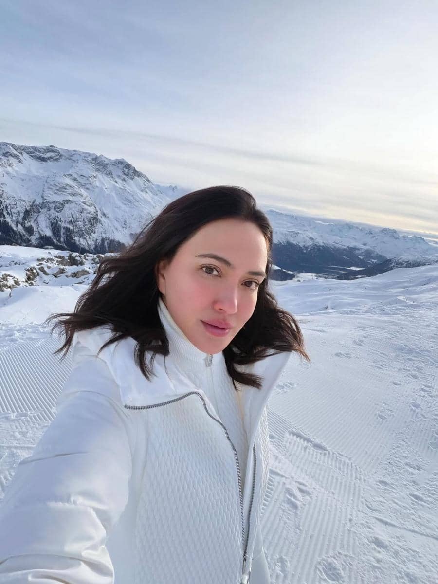 Shandy Aulia main ski di Swiss.