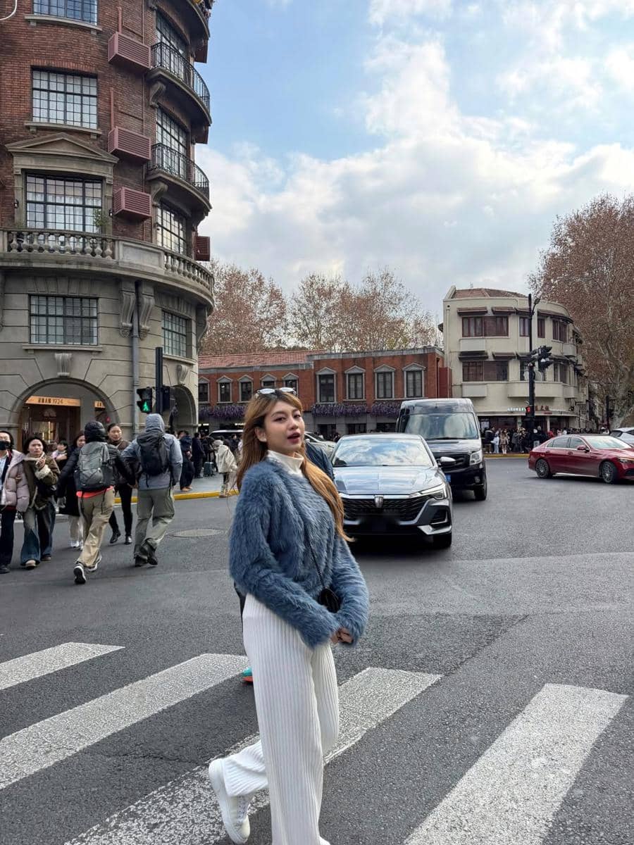 Ghea Indrawari saat jalan-jalan di Shanghai, China.