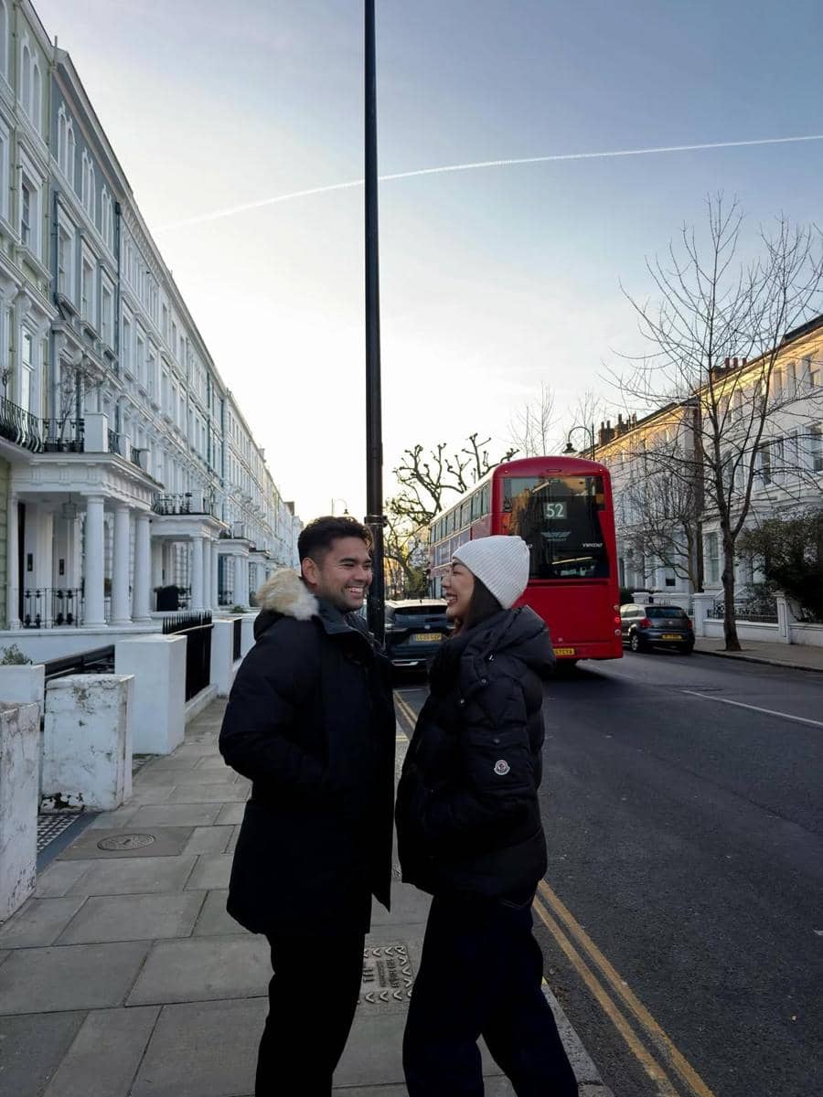 Shania Salsabila jalan-jalan di London bareng sahabat.