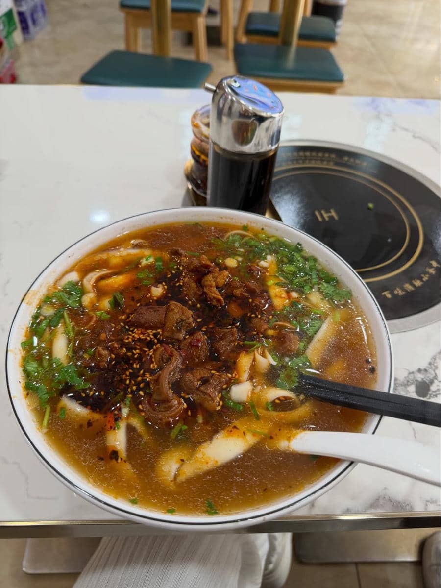 Ghea Indrawari saat jalan-jalan di Shanghai, China.