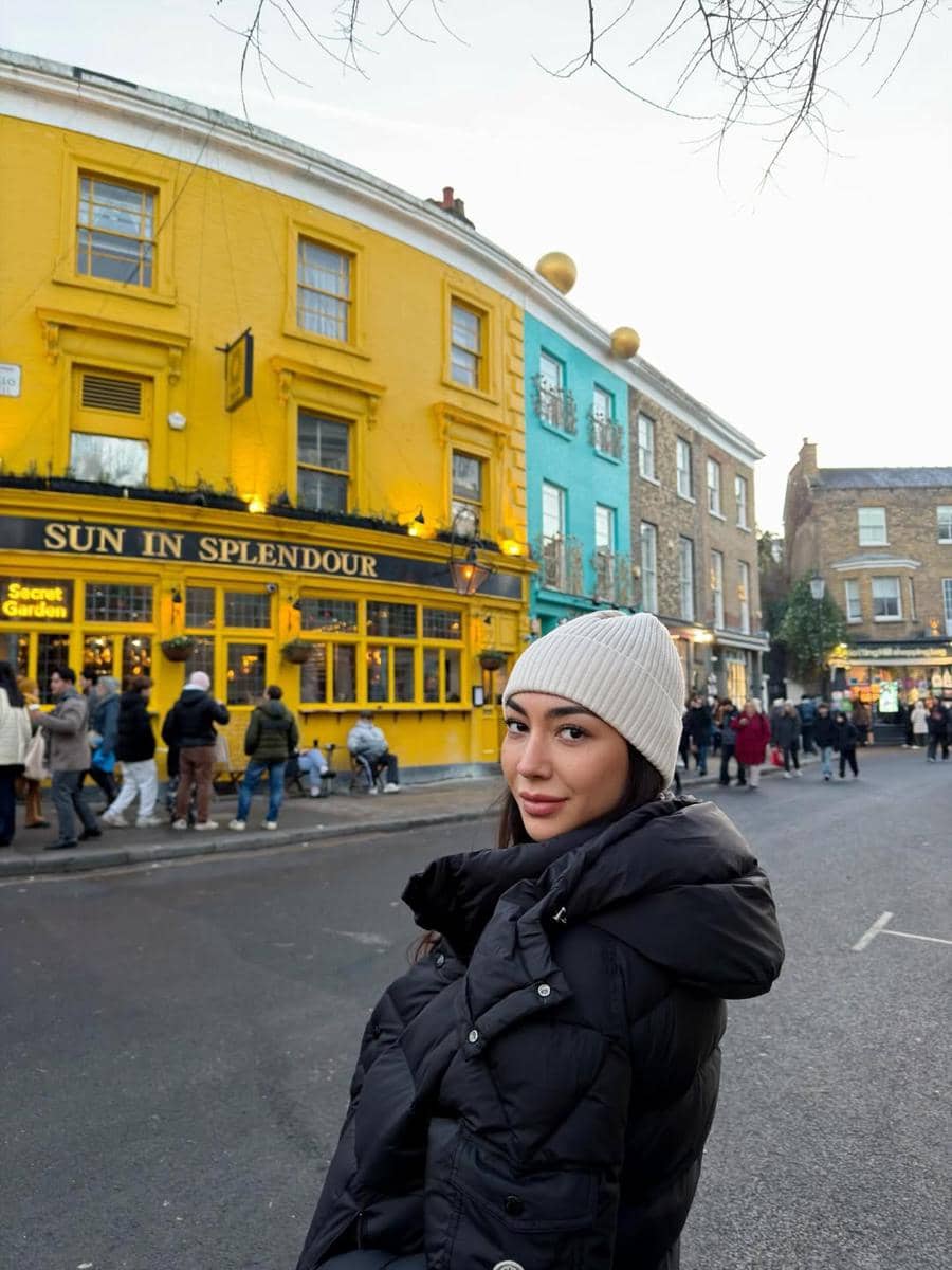 Shania Salsabila jalan-jalan di London bareng sahabat.