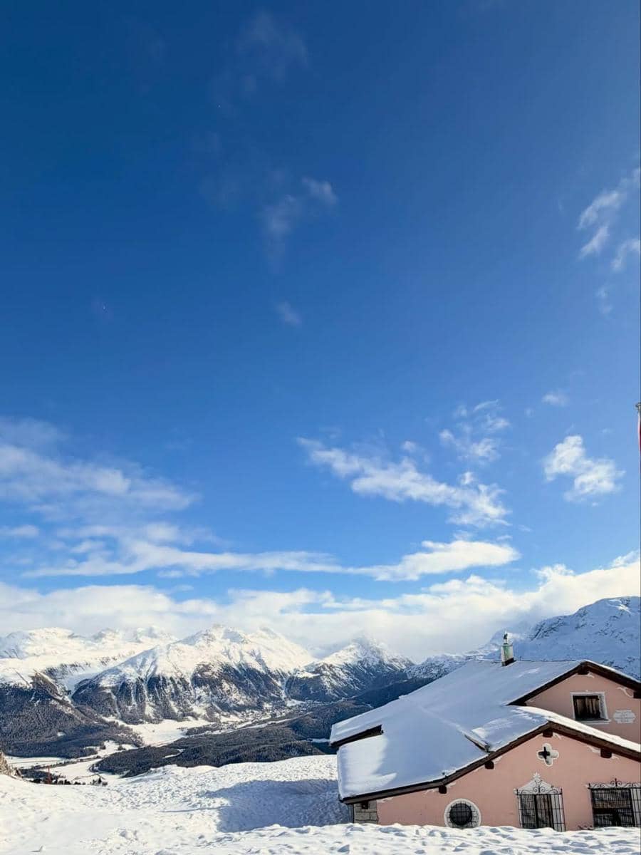 Shandy Aulia main ski di Swiss.