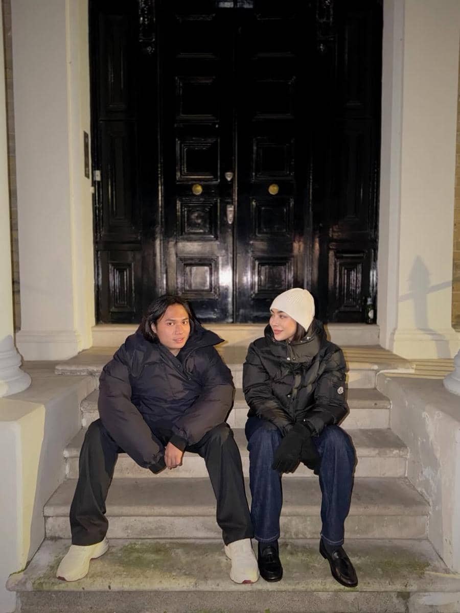 Shania Salsabila jalan-jalan di London bareng sahabat.