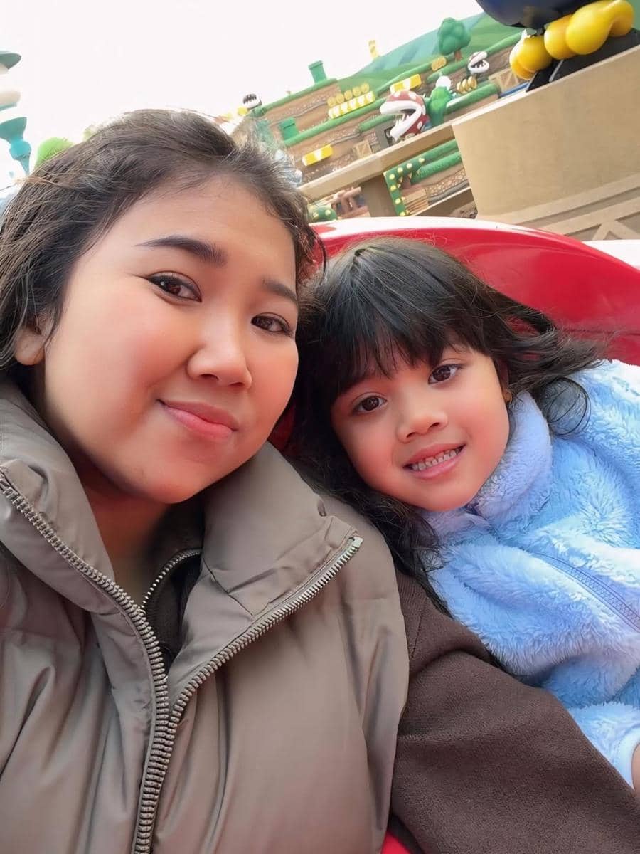 Kiky Saputri dan keluarga main di Universal Studio Jepang.