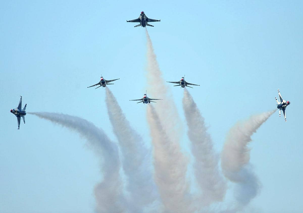 potret tim aerobatik udara Thunderbids yang sedang melakukan formasi "delta burst" dalam sebuah event airshow di tahun 2011 silam