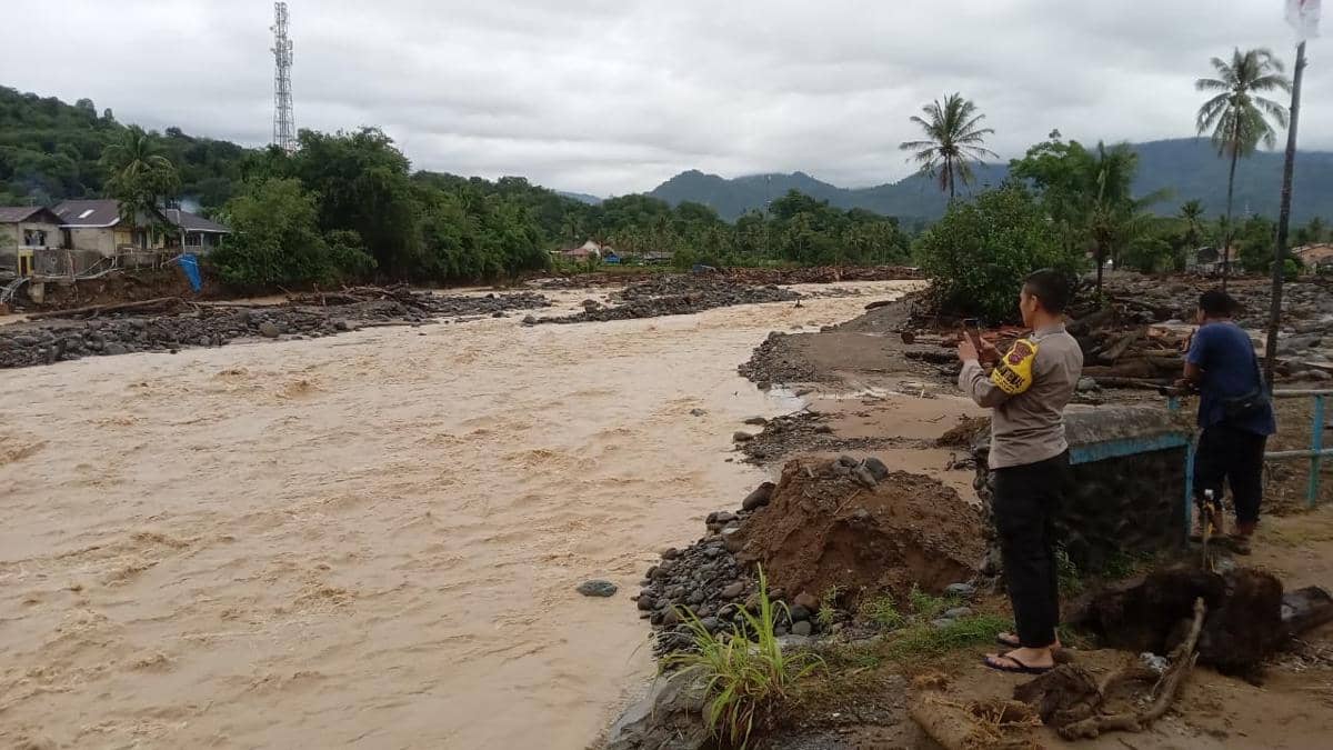 Personel Polsek Pauh melihat kondisi sungai Batang Kuranji