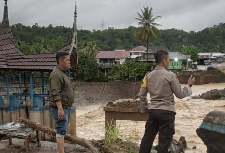 Personel Polsek Pauh mengingatkan warga terkait debit air yang kembali meningkat