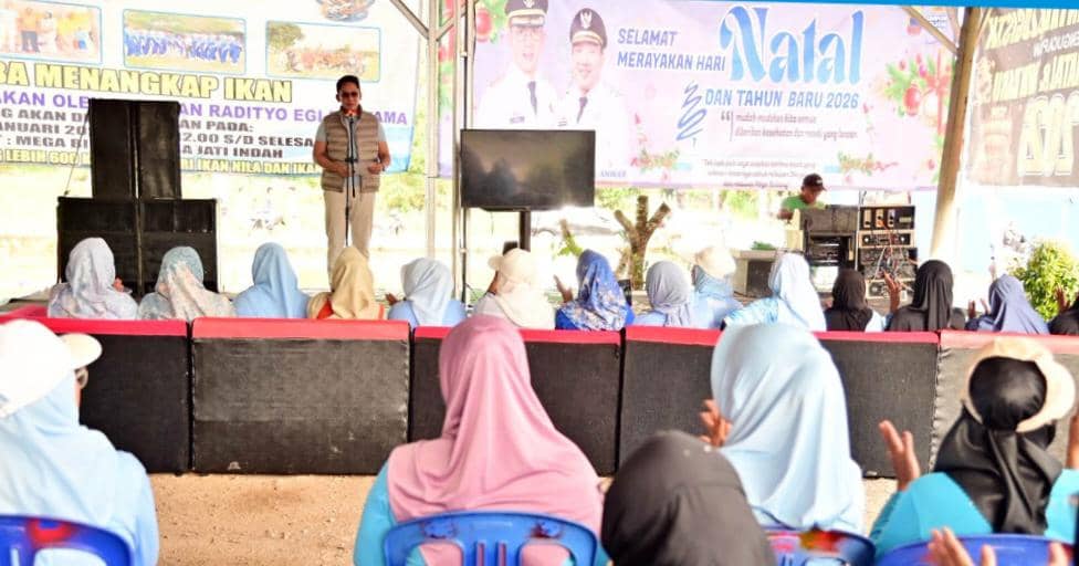 kunjungan kerja sekaligus silaturahmi bersama masyarakat yang dikemas melalui kegiatan Lomba Menangkap Ikan di Desa Jati Indah, Kecamatan Tanjung Bintang