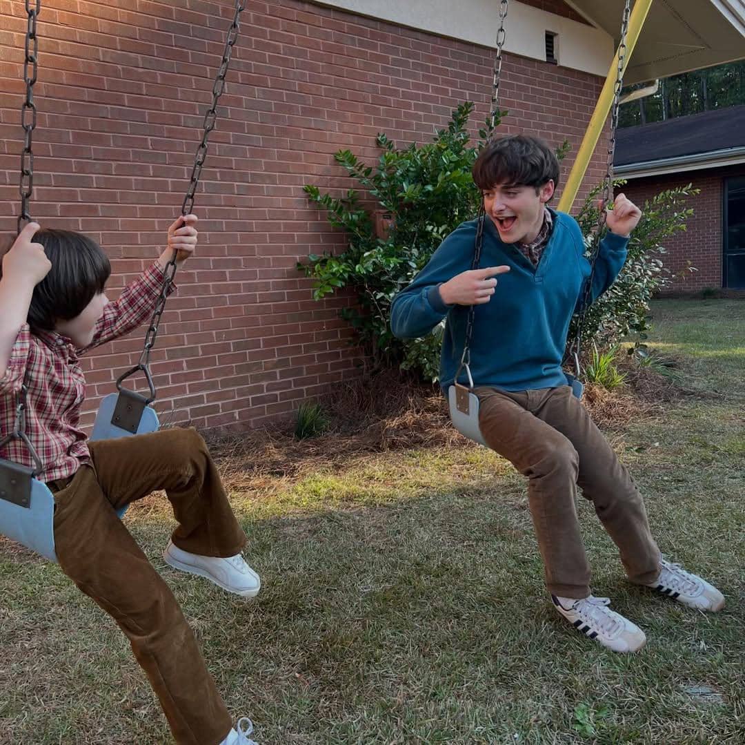 potret behind the scenes Stranger Things (instagram.com/noahschnapp)