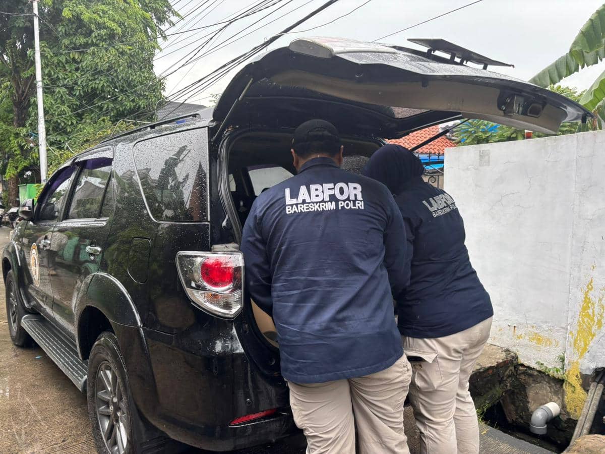 Labfor Bareskrim Polri turun ke lokasi penemuan satu keluarga tewas di dalam rumah di Warakas, Jakarta Utara, 