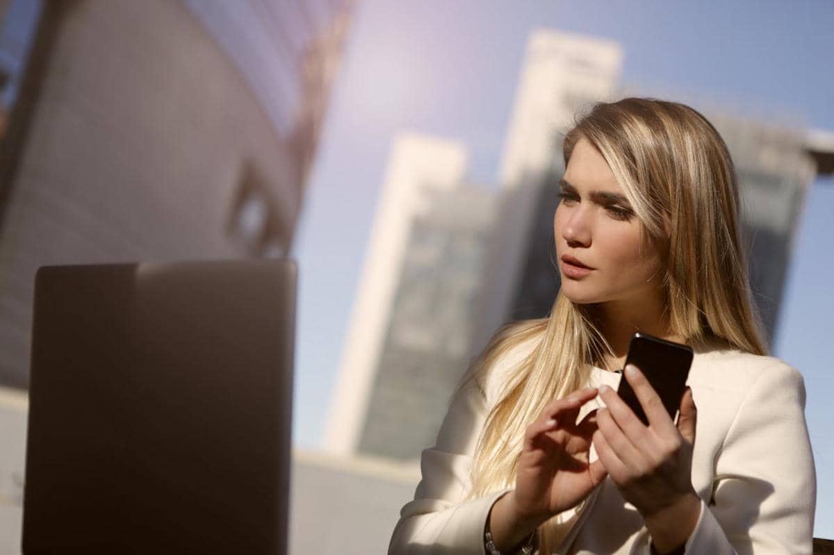 Ilustrasi wanita memegang handphone