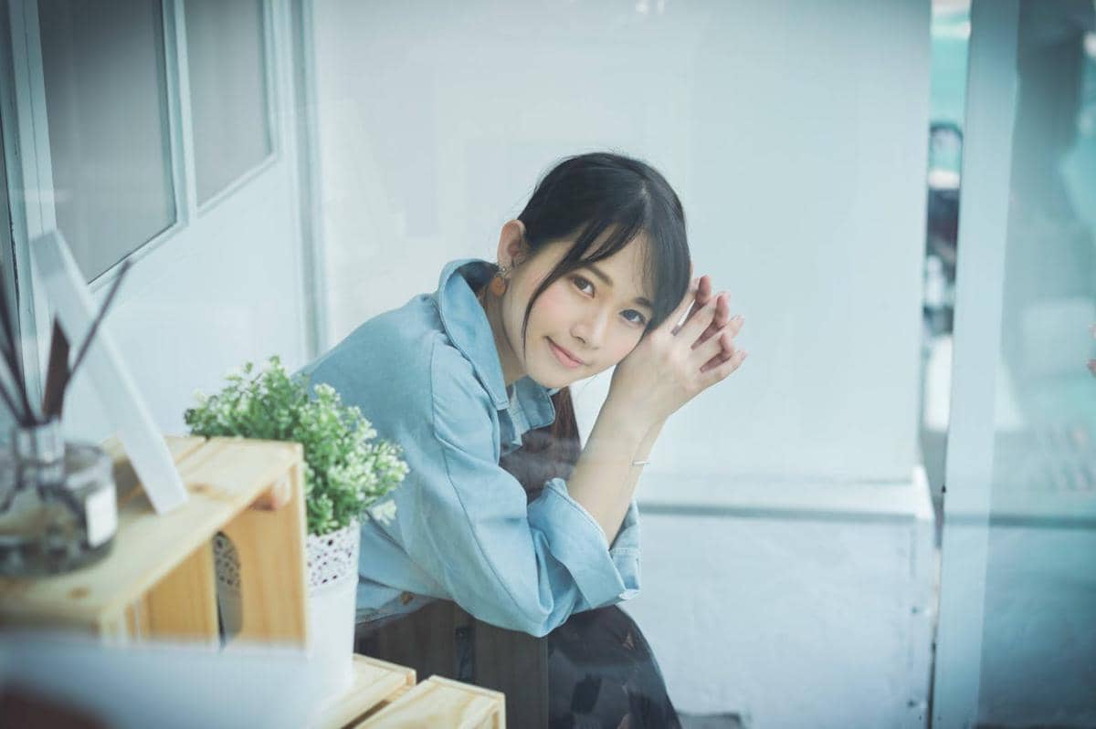 Ilustrasi wanita sedang tersenyum