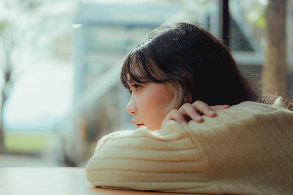 Ilustrasi wanita sedang duduk