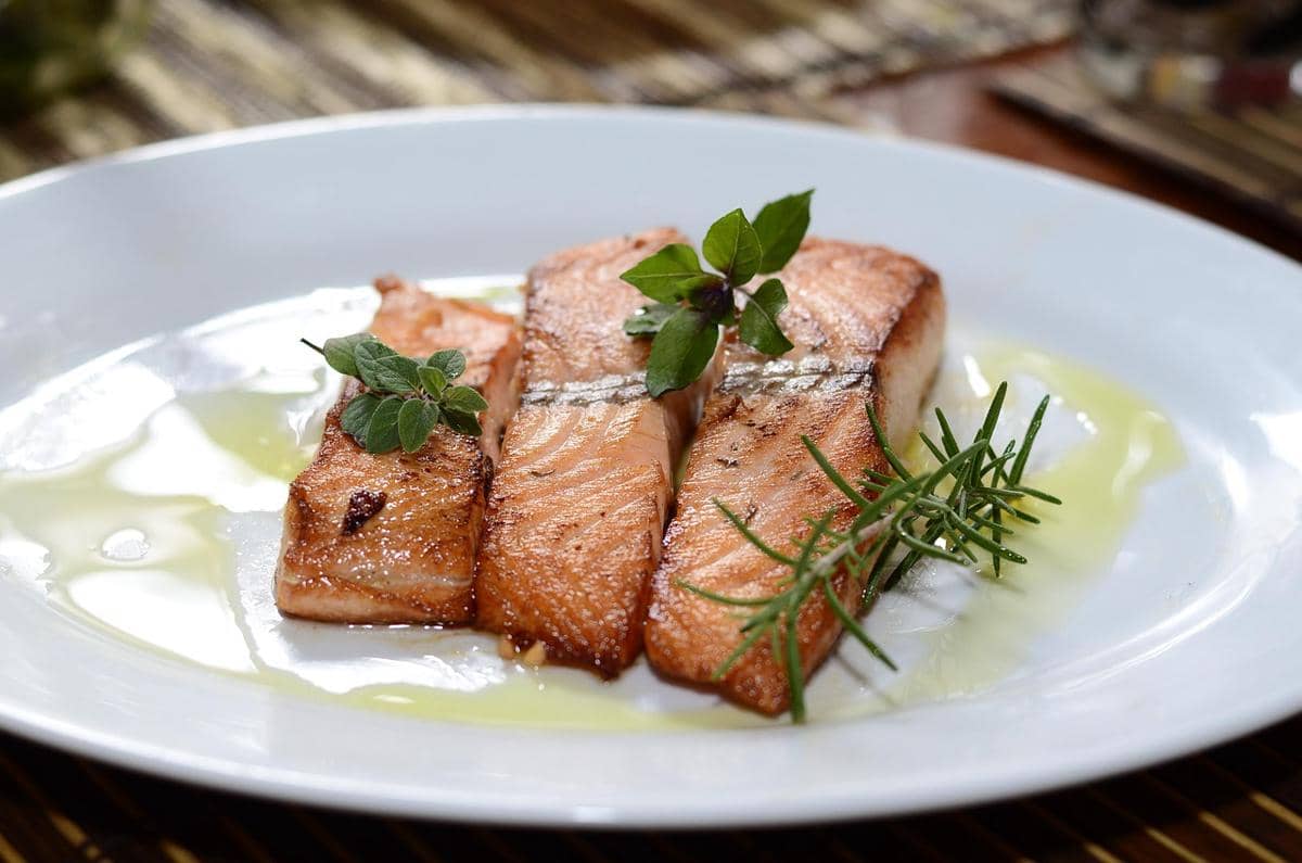 ilustrasi garlic herb grilled salmon