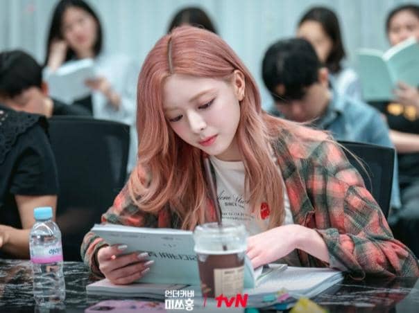 Penampilan Yuna ITZY di Undercover Miss Hong