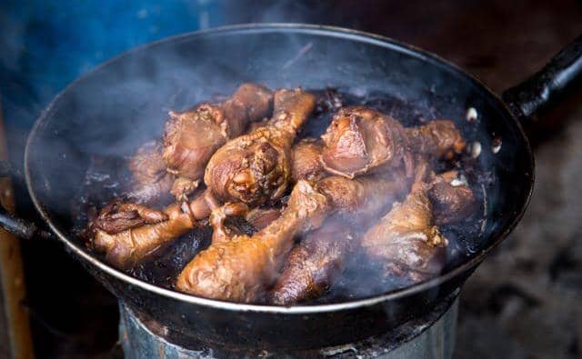 5 Tips Poaching Ikan dan Ayam, Dagingnya Dijamin Lembut Maksimal!