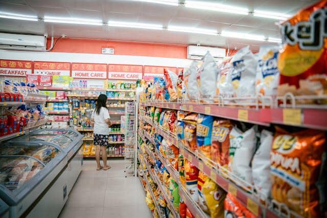 Ilustrasi belanja di minimarket