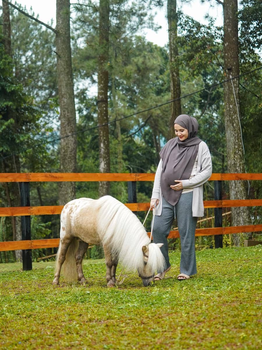 Pemotretan Maternity Zaskia Sungkar di Kandang Kuda (instagram.com/zaskiasungkar15)