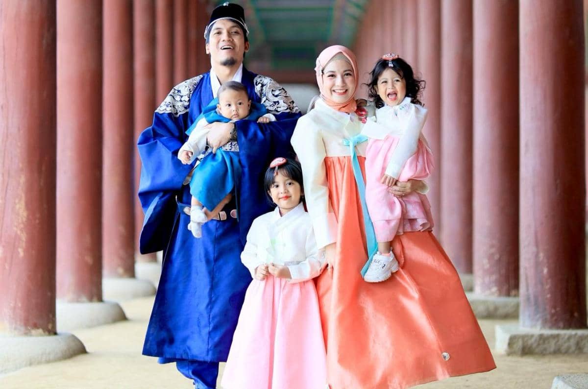 Desta dan Natasha Rizky Remake Foto Keluarga di Korea (instagram.com/desta80s)