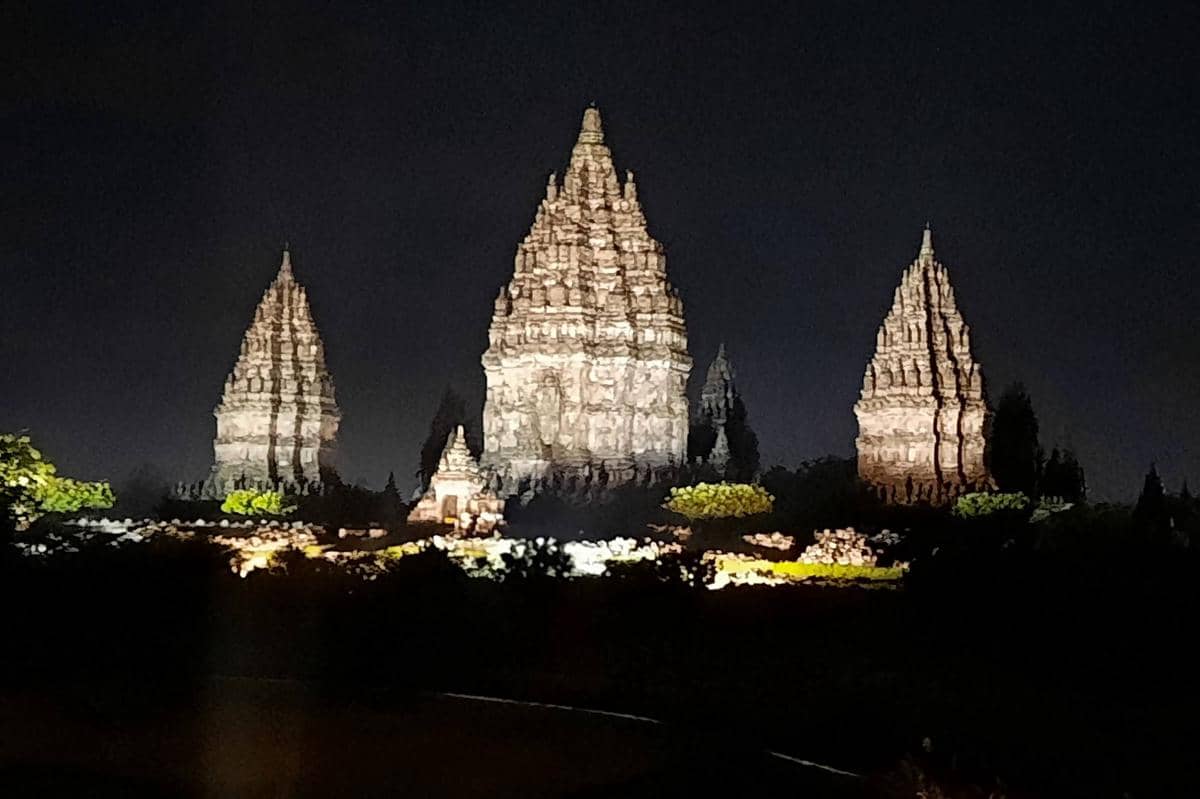 Kompleks Candi Prambanan, Yogyakarta malam hari