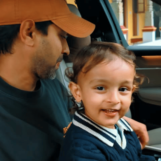 Vikrant Massey dan putranya