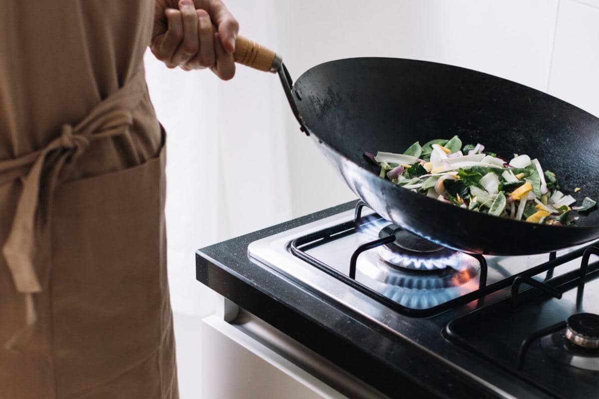 ilustrasi memasak dengan api sedang