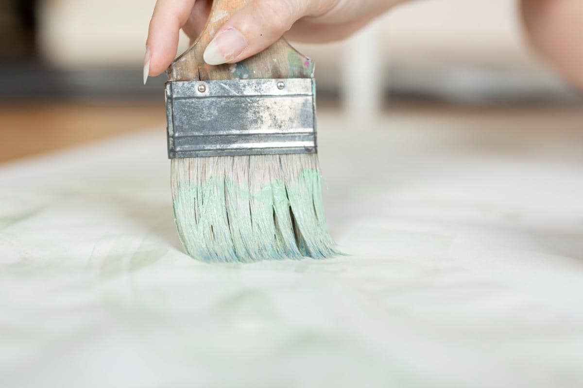 ilustrasi mengecat furnitur