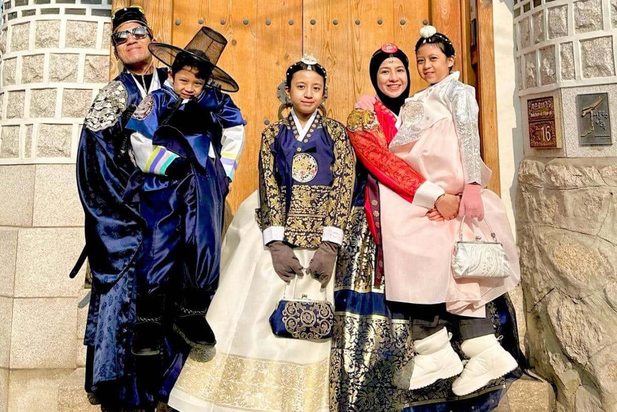 Desta dan Natasha Rizky Remake Foto Keluarga di Korea (instagram.com/desta80s)