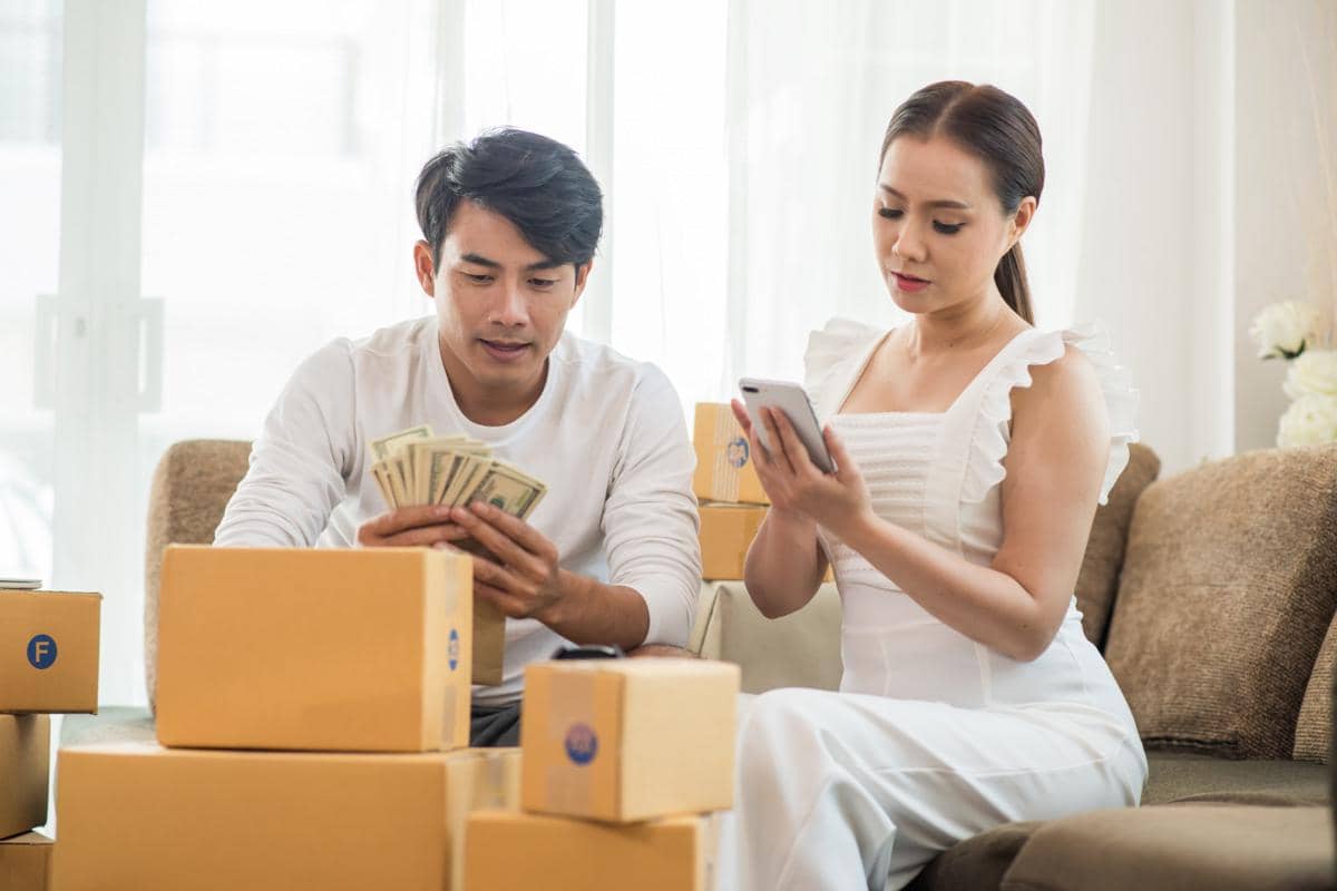 ilustrasi pasangan suami istri sedang membahas soal uang