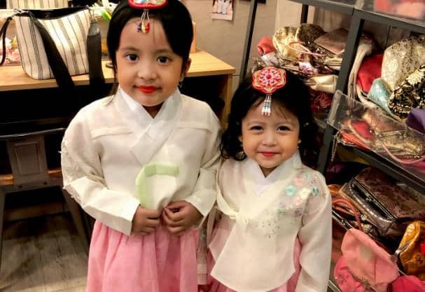 Desta dan Natasha Rizky Remake Foto Keluarga di Korea (instagram.com/desta80s)