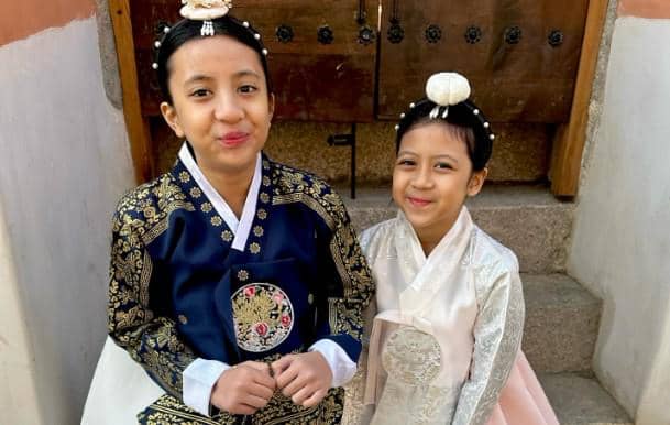 Desta dan Natasha Rizky Remake Foto Keluarga di Korea (instagram.com/desta80s)